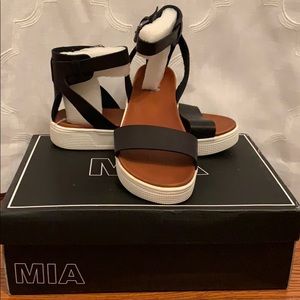 MIA SIZE 6.5 BLACK SANDAL NEGOTIABLE